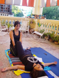 Nuestra alumna Yai Chi trabajando el Masaje Tradicional Tailandés